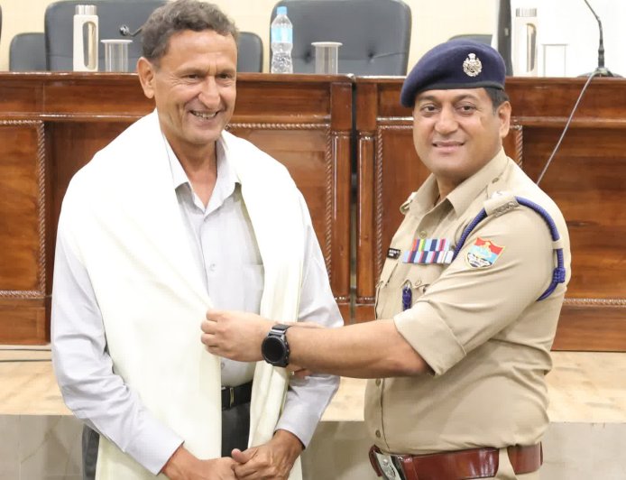 पुलिस लाइन देहरादून में विदाई समारोह: सेवानिवृत्त अधिकारियों व कर्मचारियों को मिली भावभीनी विदाई