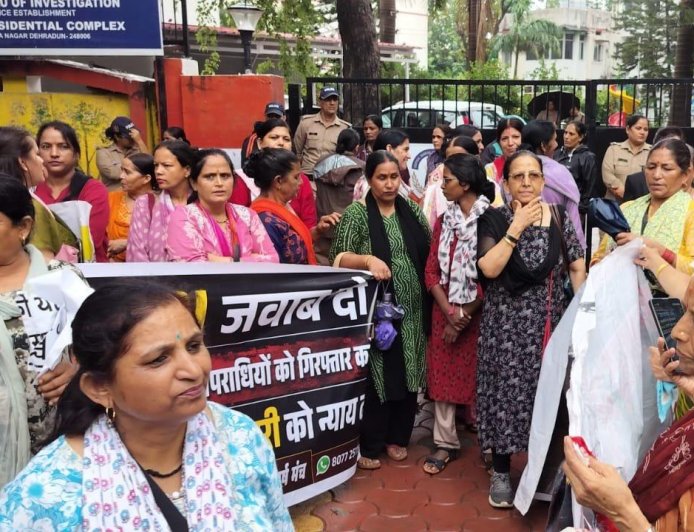 अंकिता भंडारी मामले में आंदोलनकारियों की सीबीआई कार्यालय तालाबंदी, पुलिस ने किए बैरिकेडिंग के उपाय
