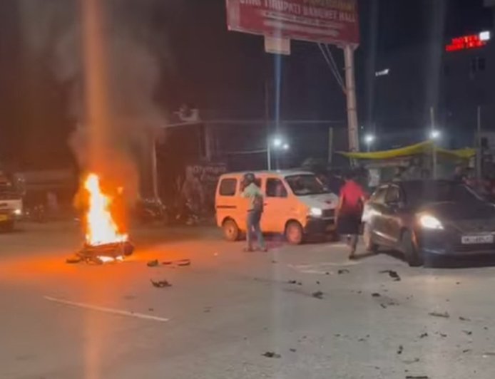 हल्द्वानी NH पर भीषण सड़क हादसा: केंटर की टक्कर से बाइक जलकर खाक, दो गंभीर घायल
