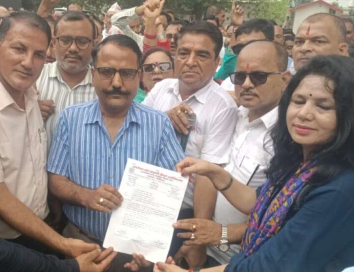हल्द्वानी: प्राथमिक शिक्षक संघ ने टीईटी की अनिवार्यता समाप्त करने और पुरानी पेंशन बहाली की मांग को लेकर DM को सौंपा ज्ञापन