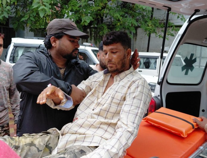 बाघ के हमले से साथी को जीवनदान देने वाले साहसी वन कर्मियों की अद्भुत कहानी