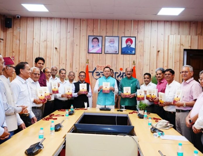 सीएम धामी ने विमोचित की 'सेवा विधि' किताब, सरकारी कर्मचारियों के लिए बड़ी उपलब्धि