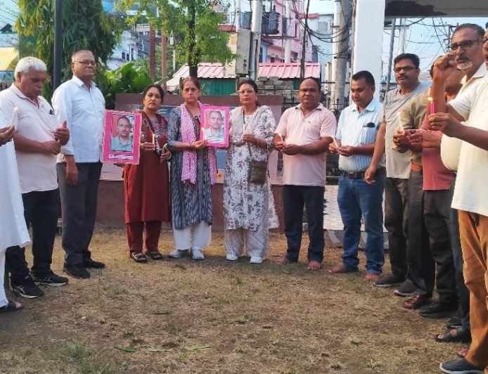 लखनपुर में न्याय की आवाज: स्व. दयानंद टम्टा की हत्या के खिलाफ श्रद्धांजलि सभा और कैंडल मार्च