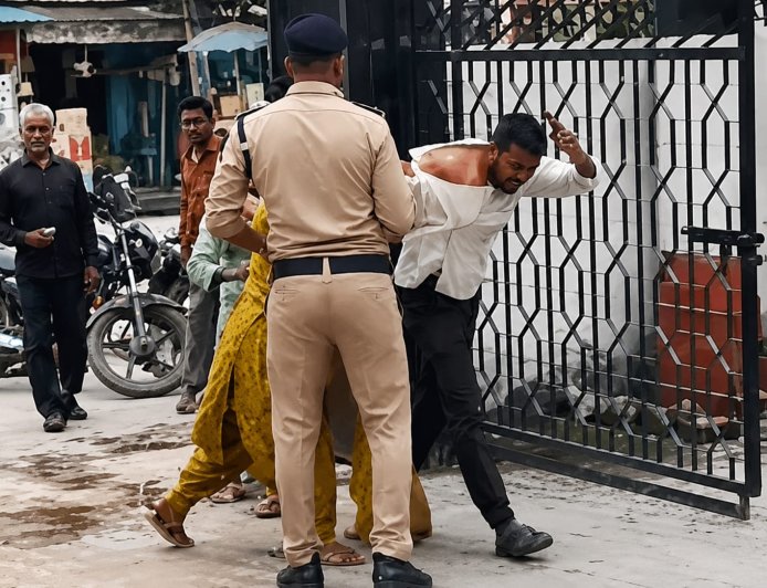 युवती ने शादी से इनकार पर प्रेमी को चप्पलों से पीटा, हाई-वोल्टेज नाटक को देखकर रह गए लोग हैरान