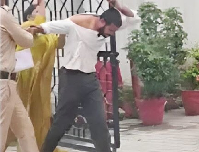 उत्तराखंड में युवक को शादी से इनकार पर युवती ने चप्पलों से पीटा, कोतवाली में मचा हड़कंप
