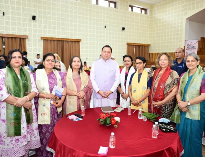 उत्तराखंड के मुख्यमंत्री ने लेखकों और साहित्यकारों के साथ संवाद किया