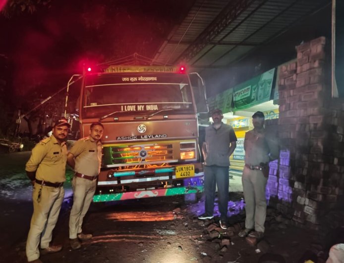 हल्द्वानी में ट्रक के अंदर छिपाई गई लीसा, वन विभाग ने की बड़ी कार्रवाई