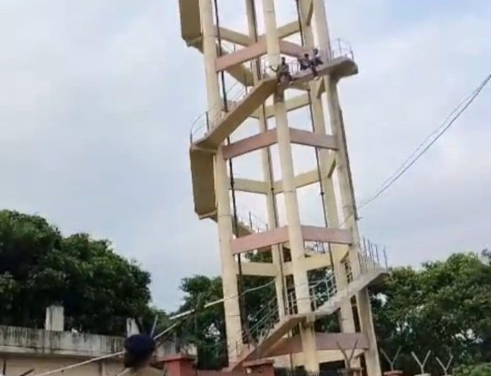 उत्तराखंड आयुर्वेदिक विश्वविद्यालय में छात्रों का उग्र प्रदर्शन: परिणाम की मांग पर चढ़े टंकी, पुलिस से भिड़ंत