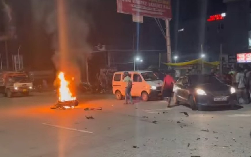 हल्द्वानी NH पर भीषण सड़क हादसा: केंटर की टक्कर से बाइक जलकर खाक, दो गंभीर घायल