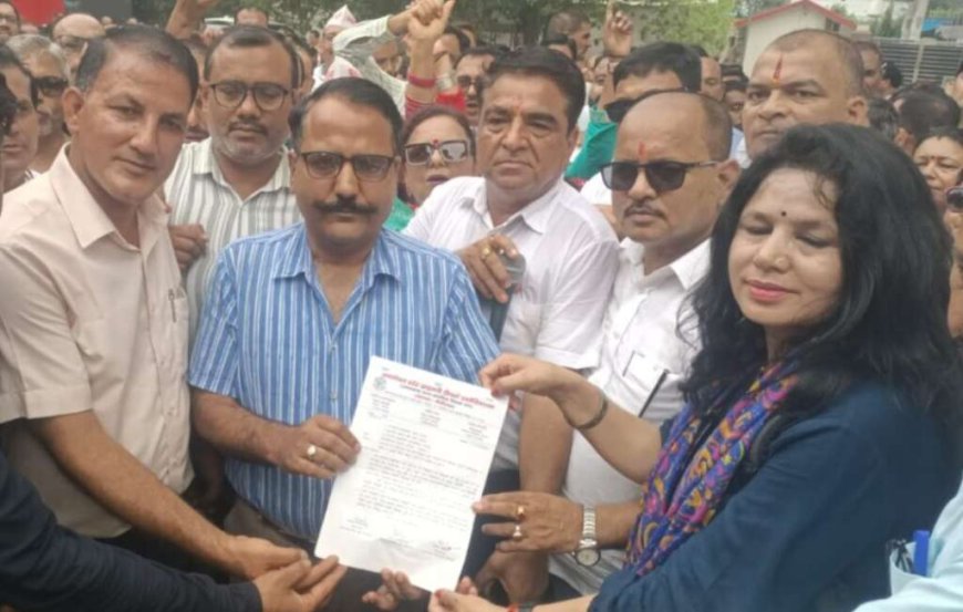 हल्द्वानी: प्राथमिक शिक्षक संघ ने टीईटी की अनिवार्यता समाप्त करने और पुरानी पेंशन बहाली की मांग को लेकर DM को सौंपा ज्ञापन