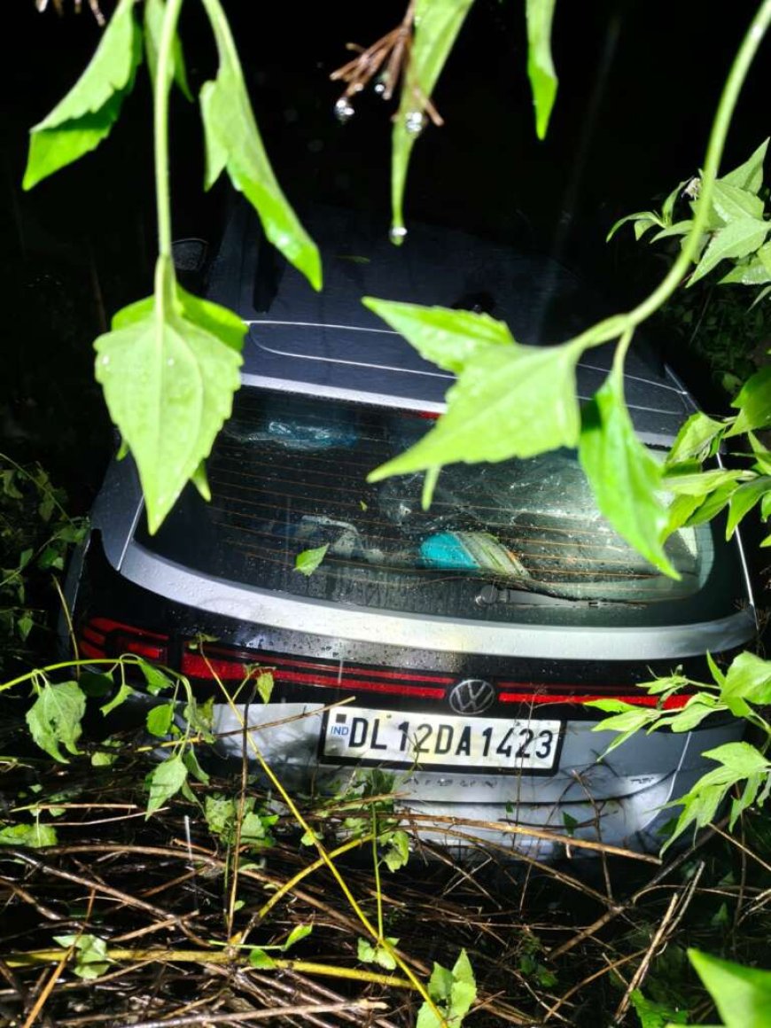 उत्तराखंड: रेड अलर्ट के बीच बरसात में खाई में गिरी कार, 4 लोग हुए सुरक्षित रेस्क्यू