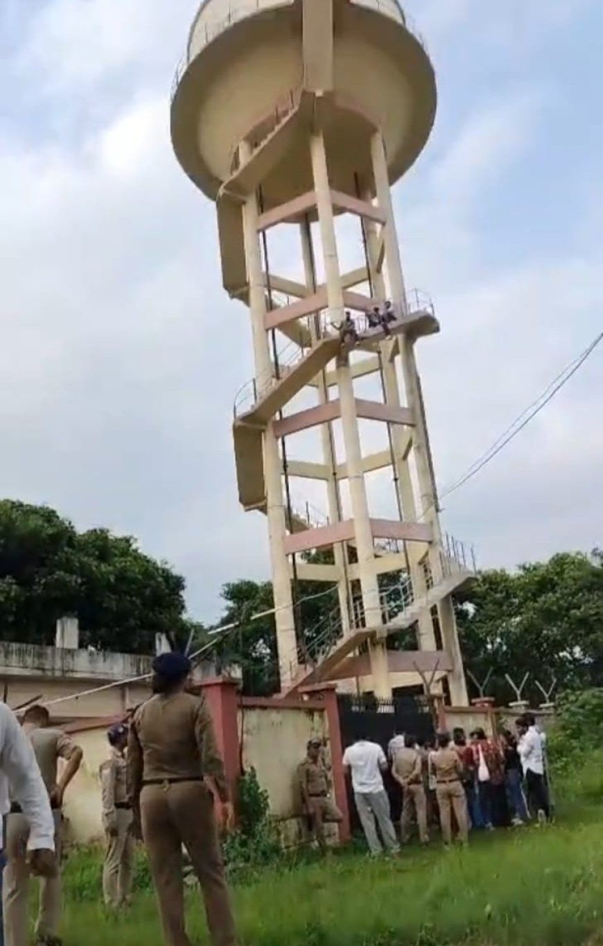 उत्तराखंड आयुर्वेदिक विश्वविद्यालय में छात्रों का उग्र प्रदर्शन: परिणाम की मांग पर चढ़े टंकी, पुलिस से भिड़ंत