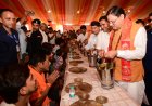 देवभूमि में शिवभक्तों का स्वागत: सीएम धामी ने कांवड़ियों को भोजन परोसा और पुलिसकर्मियों को सम्मानित किया