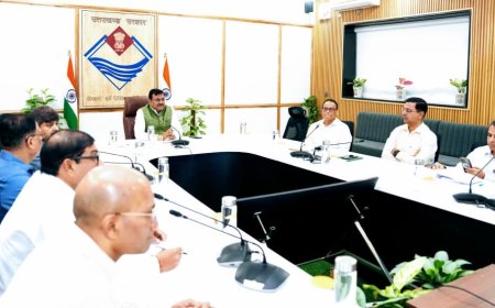 उत्तराखंड में अंडरग्राउंड बिजली लाइनों का प्रस्ताव: मुख्य सचिव ने वाह्य सहायतित परियोजनाओं की समीक्षा की