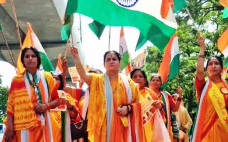वंदे मातरम् की 150वीं वर्षगांठ पर मातृशक्ति ने निकाली भव्य तिरंगा यात्रा