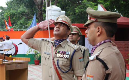 देश के 80 वें स्वतंत्रता दिवस के अवसर पर एसएसपी डोभाल द्वारा पुलिस लाइन में किया ध्वजारोहण,आजादी को अपना बलिदान देने वाले अमर शहीदों को याद कर किया नमन