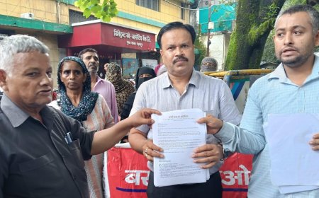 देहरादून: बाढ़ प्रभावितों ने डीएम कार्यालय पहुंचकर दी ज्ञापन, निर्माण और मुआवजे की माग