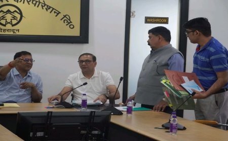 यूपीसीएल के प्रबंध निदेशक ने अवकाश के दिन अधिकारियों के साथ बैठक आयोजित कर कार्मिक मामलों का शीघ्र निस्तारण सुनिश्चित किया