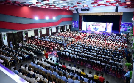 उत्तराखंड के भविष्य पर छात्रों से संवाद करते सीएम पुष्कर सिंह धामी: नवाचार से बनेगा विकसित उत्तराखंड