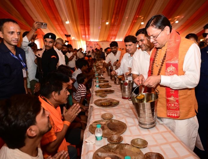 देवभूमि में शिवभक्तों का स्वागत: सीएम धामी ने कांवड़ियों को भोजन परोसा और पुलिसकर्मियों को सम्मानित किया
