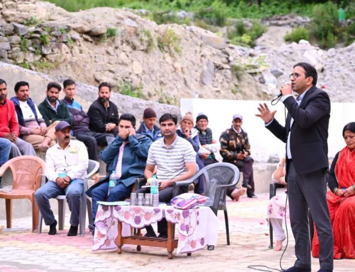 धराली आपदा की पहली बरसी: जिलाधिकारी ने किया प्रभावितों से संवाद, पुनर्निर्माण का संकल्प दोहराया