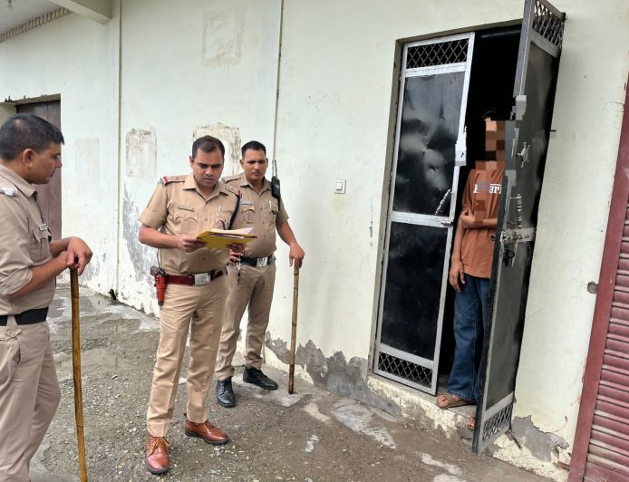 दून पुलिस की कड़ी कार्रवाई: फरार आरोपी की मुनादी ढोल-नगाड़ों के साथ