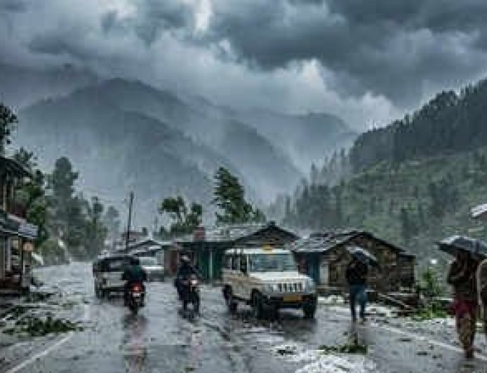 बागेश्वर में 11 सड़कों का अभी भी बंद होना, कपकोट में मकान गिरने की घटना