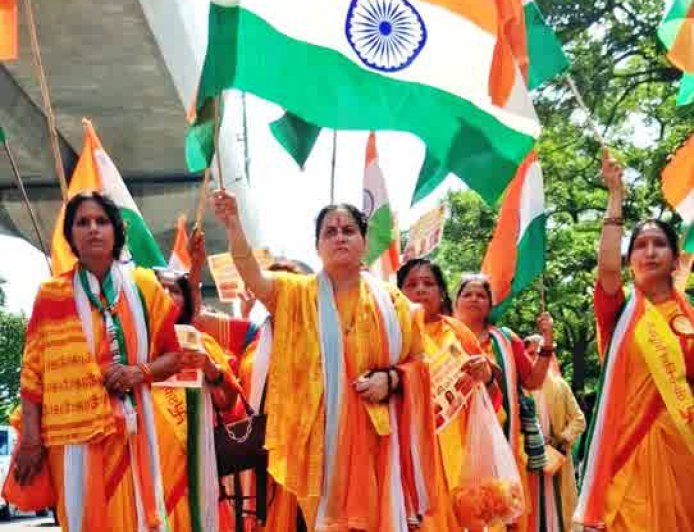 वंदे मातरम् की 150वीं वर्षगांठ पर मातृशक्ति ने निकाली भव्य तिरंगा यात्रा