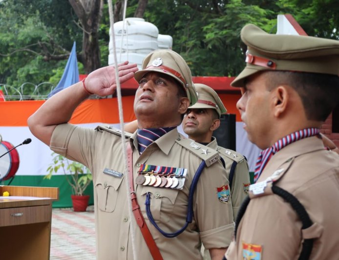 देहरादून में 80 वें स्वतंत्रता दिवस पर एसएसपी डोभाल का ध्वजारोहण, अमर शहीदों को दी श्रद्धांजलि