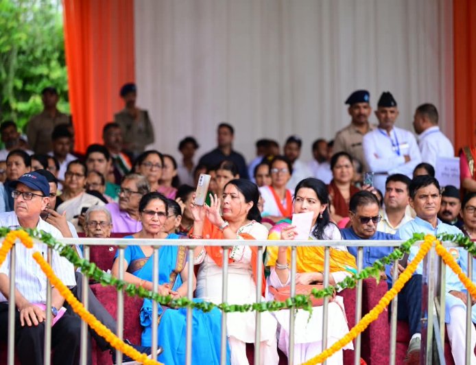 80वें स्वतंत्रता दिवस पर सीएम धामी ने तिरंगा फहराया, 7 महत्वपूर्ण घोषणाएं: 'युवा आयोग' का गठन, पर्वतीय जिलों में इंडस्ट्रियल पार्क और 'बाल वीरता पुरस्कार' की शुरुआत