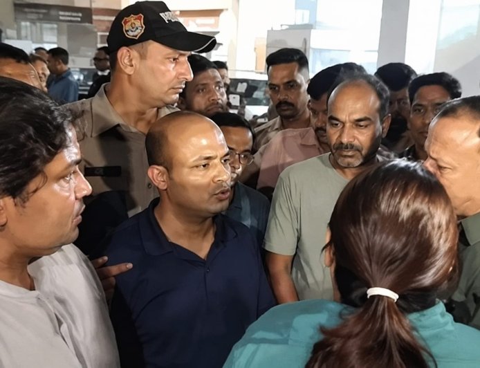 ऋषिकेश: सड़क पर गिरे बिजली के तार से मां-बेटी की जान गई, ग्रामीणों का हंगामा