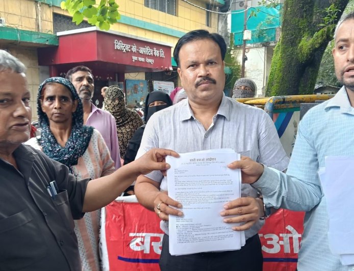 देहरादून: बाढ़ प्रभावितों ने डीएम कार्यालय पहुंचकर दी ज्ञापन, निर्माण और मुआवजे की माग