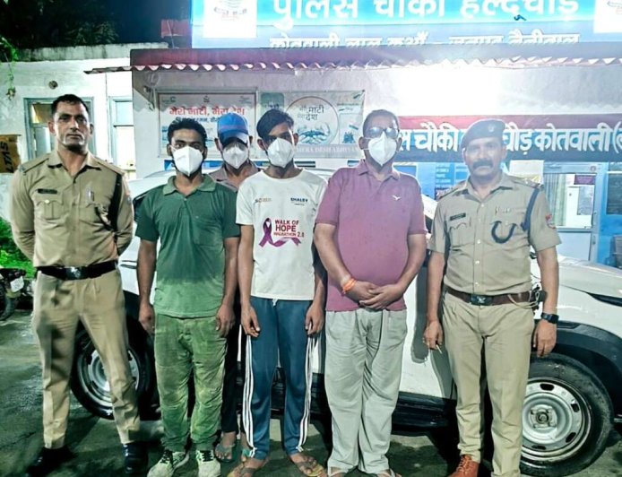 लालकुआं पुलिस का बड़ा एक्शन: चार आरोपी गिरफ्तार, बंधक बनाने वाली कार बरामद