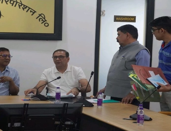 यूपीसीएल के प्रबंध निदेशक ने अवकाश के दिन अधिकारियों के साथ बैठक आयोजित कर कार्मिक मामलों का शीघ्र निस्तारण सुनिश्चित किया