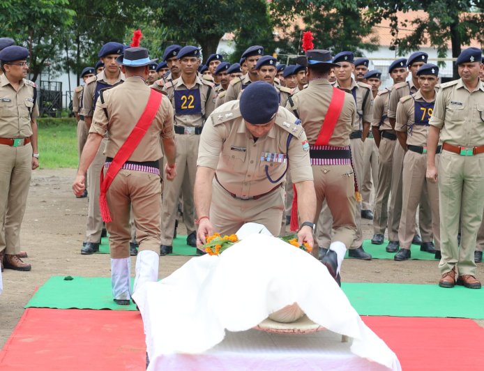 पुलिस लाइन में राजकीय सम्मान के साथ दी गई मुख्य आरक्षी बालम सिंह राणा को अंतिम सलामी