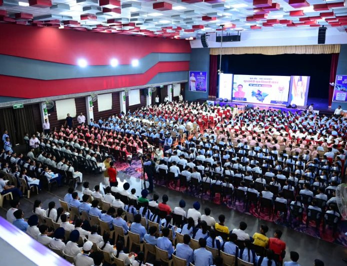 उत्तराखंड के भविष्य पर छात्रों से संवाद करते सीएम पुष्कर सिंह धामी: नवाचार से बनेगा विकसित उत्तराखंड