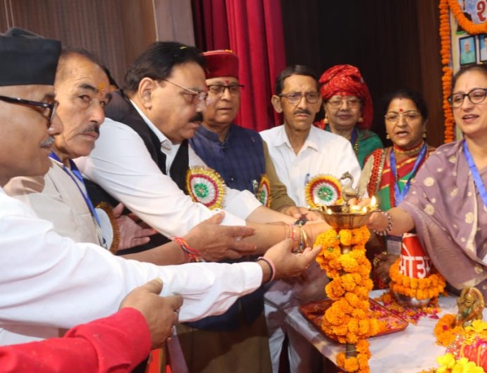 उत्तराखंड राज्य आन्दोलनकारी मंच के दो दिवसीय सम्मेलन में प्रदेश भर के आंदोलनकारियों ने की शिरकत, केबिनेट मिनिस्टर खजान दास ने दीप जला किया शुभारंभ