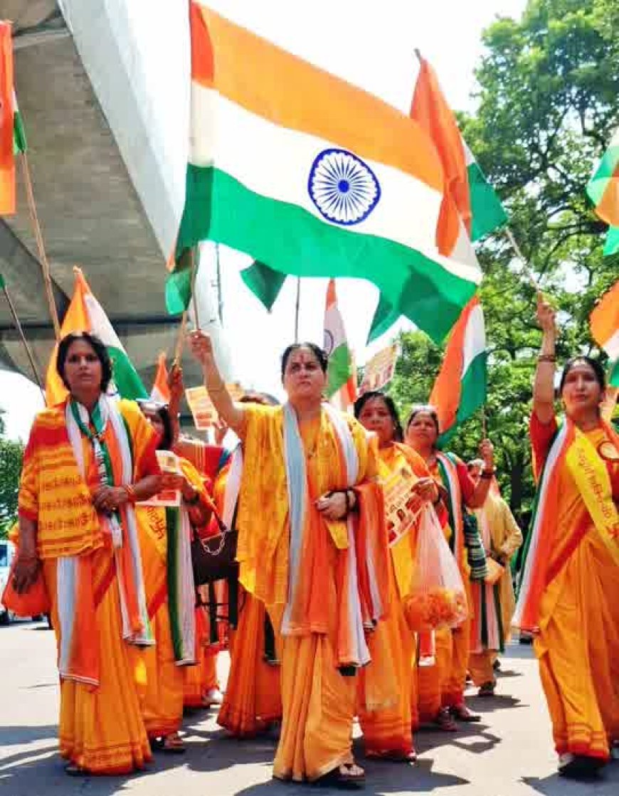 वंदे मातरम् की 150वीं वर्षगांठ पर मातृशक्ति ने निकाली भव्य तिरंगा यात्रा