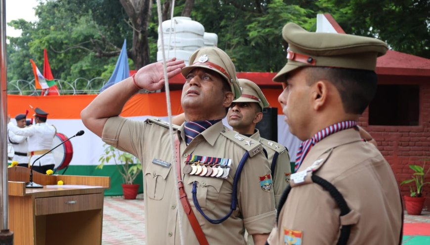 देहरादून में 80 वें स्वतंत्रता दिवस पर एसएसपी डोभाल का ध्वजारोहण, अमर शहीदों को दी श्रद्धांजलि