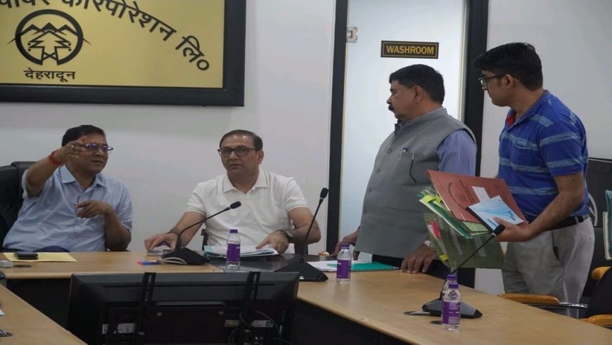 यूपीसीएल के प्रबंध निदेशक ने अवकाश के दिन अधिकारियों के साथ बैठक आयोजित कर कार्मिक मामलों का शीघ्र निस्तारण सुनिश्चित किया