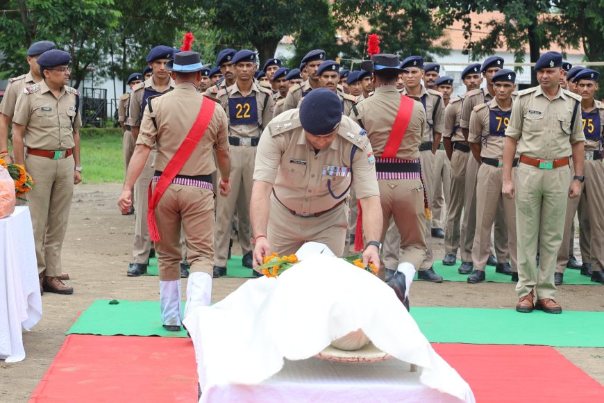 पुलिस लाइन में राजकीय सम्मान के साथ दी गई मुख्य आरक्षी बालम सिंह राणा को अंतिम सलामी