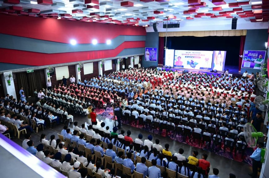 उत्तराखंड के भविष्य पर छात्रों से संवाद करते सीएम पुष्कर सिंह धामी: नवाचार से बनेगा विकसित उत्तराखंड