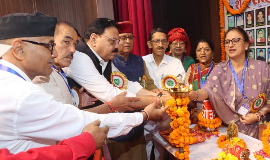 उत्तराखंड राज्य आन्दोलनकारी मंच के दो दिवसीय सम्मेलन में प्रदेश भर के आंदोलनकारियों ने की शिरकत, केबिनेट मिनिस्टर खजान दास ने दीप जला किया शुभारंभ