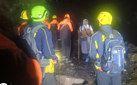बारिश के चलते लगातार हो रही जोखिमपूर्ण स्लाइडिंग में फंसे लगभग 1500 यात्रियों को SDRF NDRF और DDRF की टीमों ने सुरक्षित किया रेस्क्यू