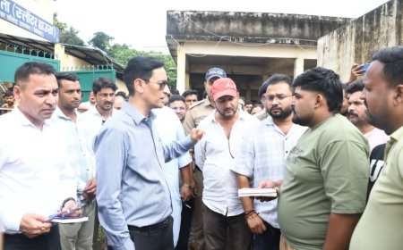 रामनगर नगर पालिका में औचक निरीक्षण से मचा हड़कंप, कमिश्नर दीपक रावत ने दिए सख्त कार्रवाई के निर्देश