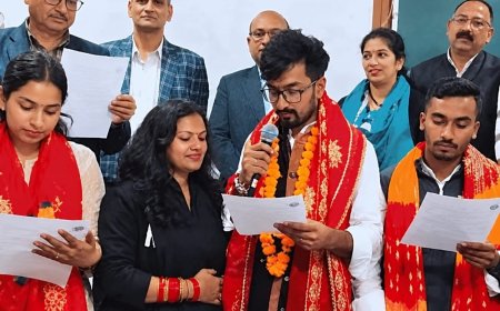 बेटे की जीत को मां ने लिया कॉलेज में दाखिला, छात्रसंघ अध्यक्ष बन जाने पर हुईं भावुक
