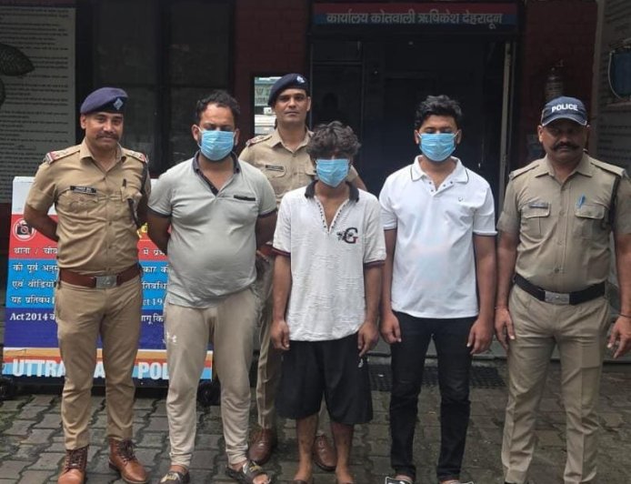 रेप के बाद किशोरी को होटल से बाहर लाए तो बंद कर दिए कैमरे