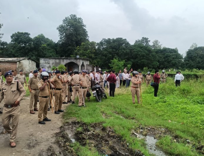 गो हत्यारों और नशा तस्करों के घरों पर चला धामी का बुलडोजर, सरकारी भूमि पर किया हुआ था अतिक्रमण