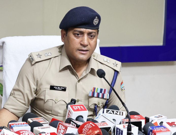 देहरादून पुलिस महकमे में बंपर फेरबदल: SSP ने 53 पुलिस अफसरों के किए तबादले, बदले कई थानों के कप्तान