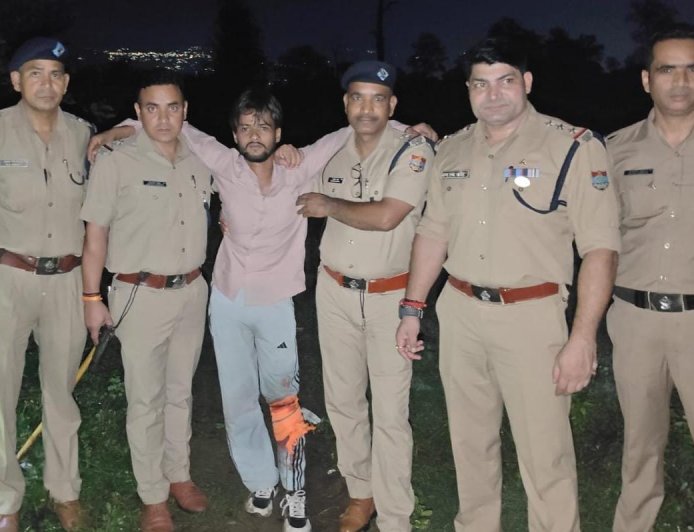 दून के पटेल नगर क्षेत्र थाना क्षेत्र में पुलिस तथा बदमाशों के बीच मुठभेड़ में,एक बदमाश के पैर पर लगी गोली, दूसरा बदमाश अंधेरे का फायदा उठा हुआ फरार